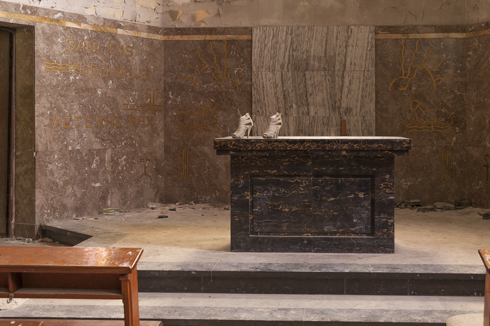 het altaar van de verlaten kerk Agnus Dei, een
          bekende Belgische urbex locatie